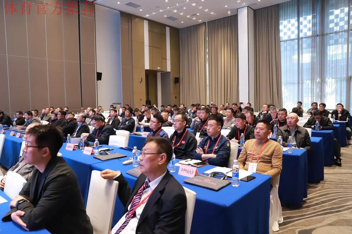 参会代表进行分组讨论 热议中国足球改革发展 参会代表进行分组讨论 热议中国足球改革发展